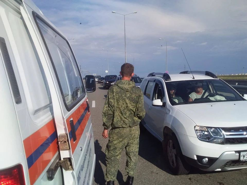 Краснодарское МЧС поддерживает застрявших в пробке. Фото: Оперативный штаб – Краснодарский край/Tg