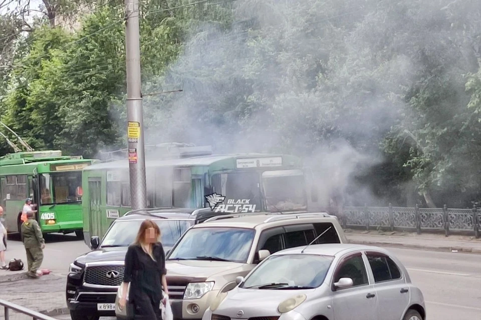В Октябрьском районе Новосибирска произошло возгорание в троллейбусе № 8. Фото: «АСТ-54»