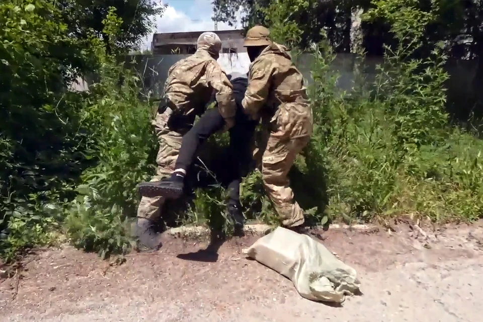 Довести преступный умысел до конца подрывник не смог, так как при изъятии из тайника взрывного устройства был задержан спецзназом ФСБ России