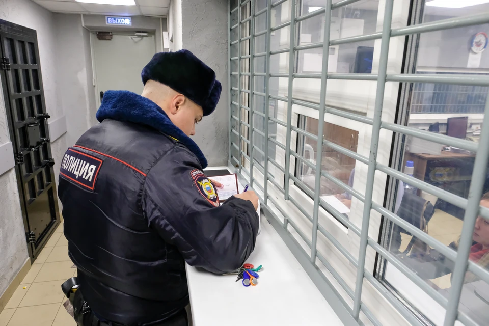 Мигрант изнасиловал молодую девушку на Яхтенной улице в Петербурге.