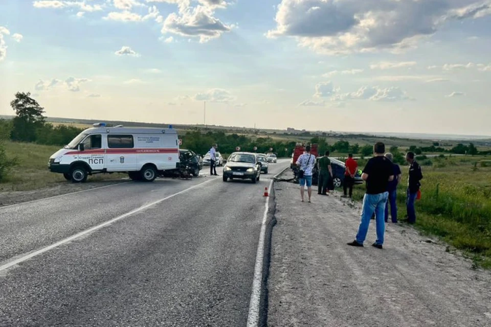Единственного выжившего в сильном столкновении автомобилей увезли в больницу. Фото: УГИБДД по Ростовской области