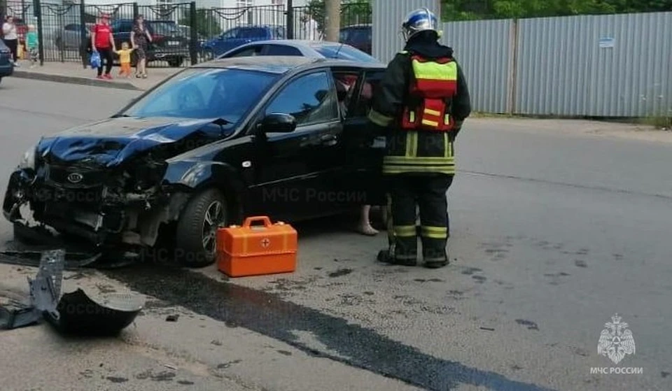 Дорожно-транспортное происшествие случилось в 16:30 на проезде Азаровском, когда столкнулись автомобиль "Киа Рио" и скутер