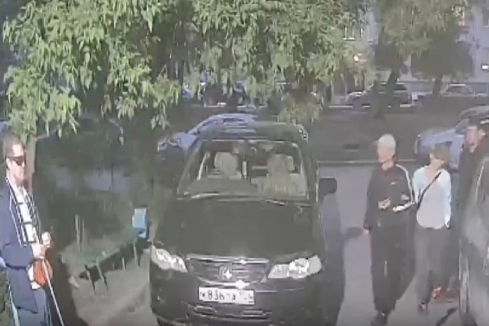 В полиции рассказали, как поймали вора, стащившего телефон у слепого мужчины. Фото: стоп-кадр.