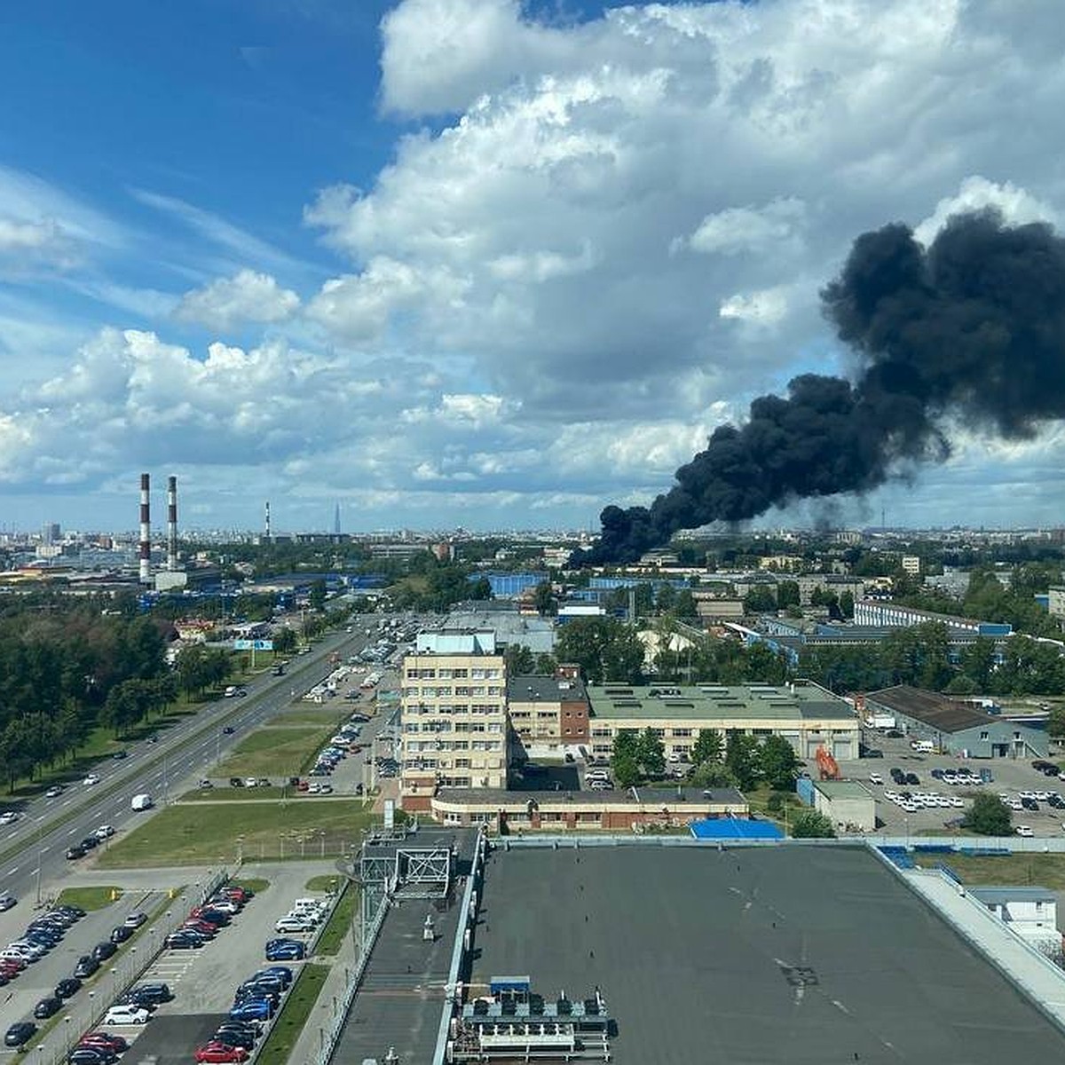 Густой черный дым от горящих покрышек заволок небо во Фрунзенском районе  Петербурга - KP.RU