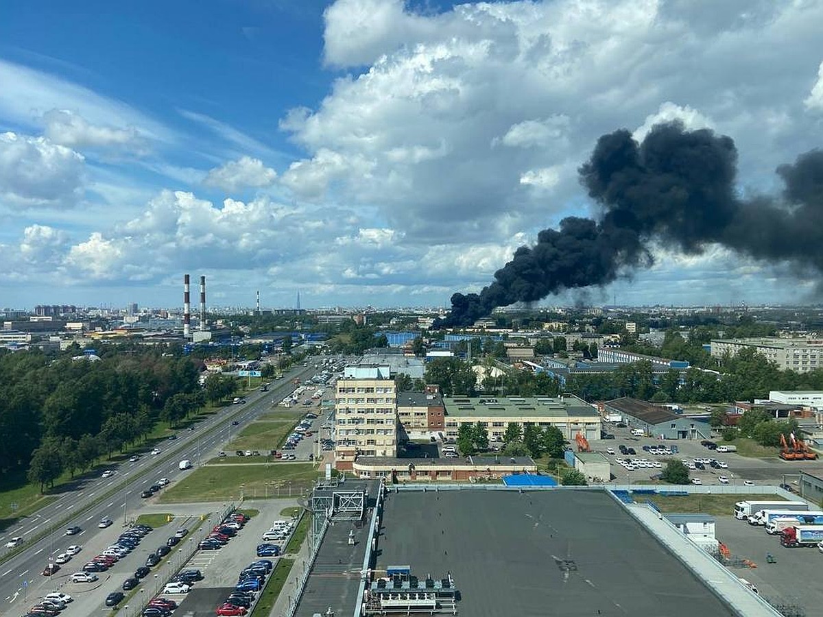 Густой черный дым от горящих покрышек заволок небо во Фрунзенском районе  Петербурга - KP.RU