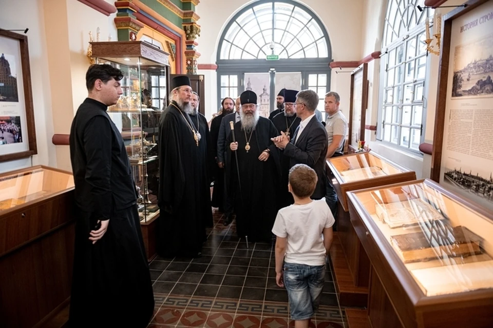 Экспозиция включает в себя стенды, витрины, архиерейское облачение, хоругви и распятие для крестного хода. Фото: tatmitropolia.ru