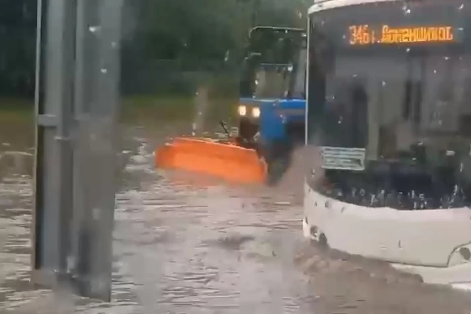 Вода с затопленных дорог залила салоны автобусов после ливня в Липецке