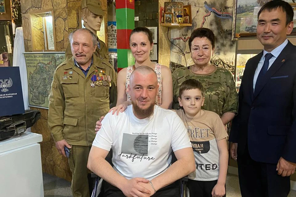 Елена Романенко, семья Ковалевых и сотрудники центра реабилитации «Русь».