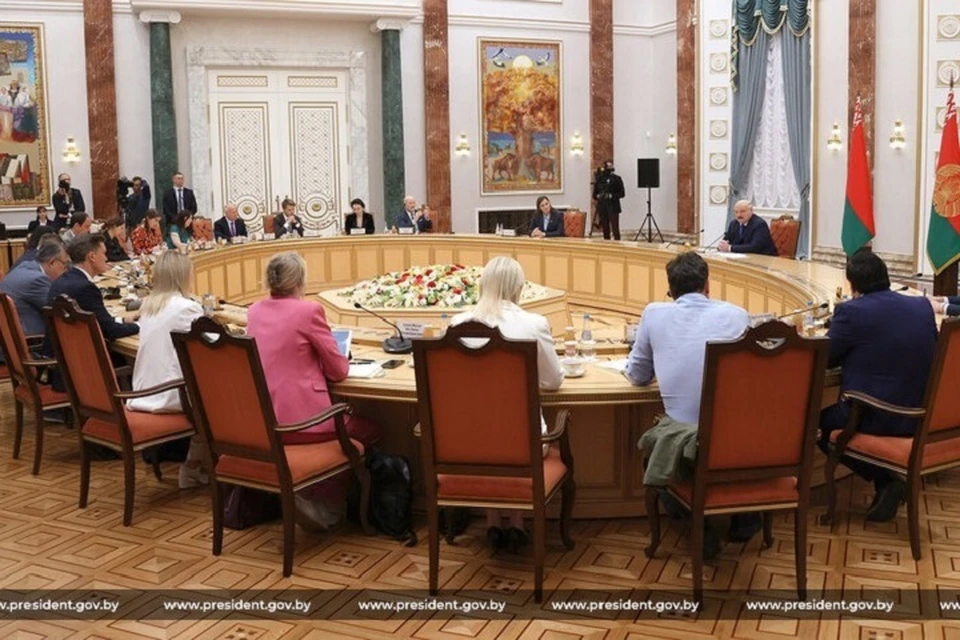За круглым столом во Дворце Независимости - журналисты мировых медиа. Фото: president.gov.by