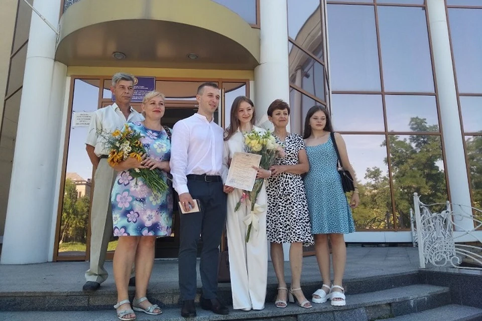 Юноши и девушки дарили ромашки молодоженам Луганска. Фото - администрация Луганска