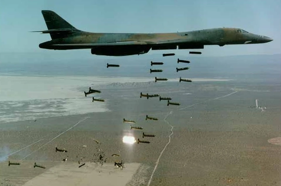 Бомбардировщик ВВС США Rockwell B-1 Lancer сбрасывает тонны кластерных бомб. Фото: USAF