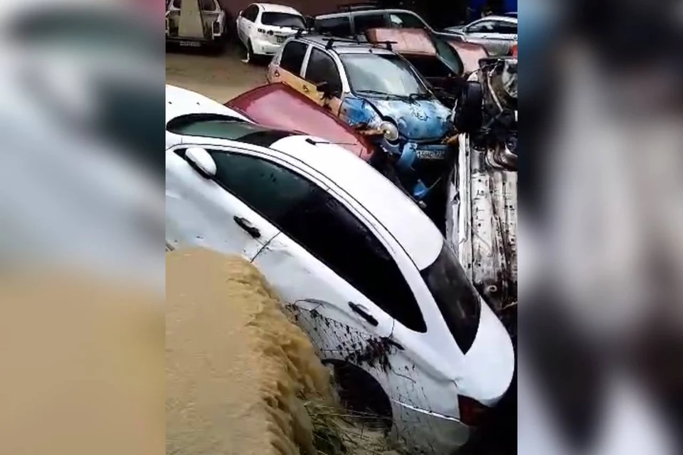 Потоком воды в Сочи снесло машины Фото: кадр из видео