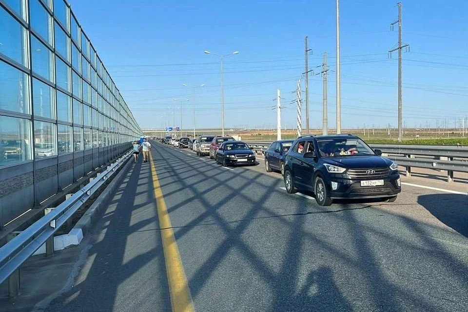 Крымский мост со стороны тамани. Пробка на мосту со стороны керчи. Керченский мост. Пробка машин. Пункт досмотра крымский мост.