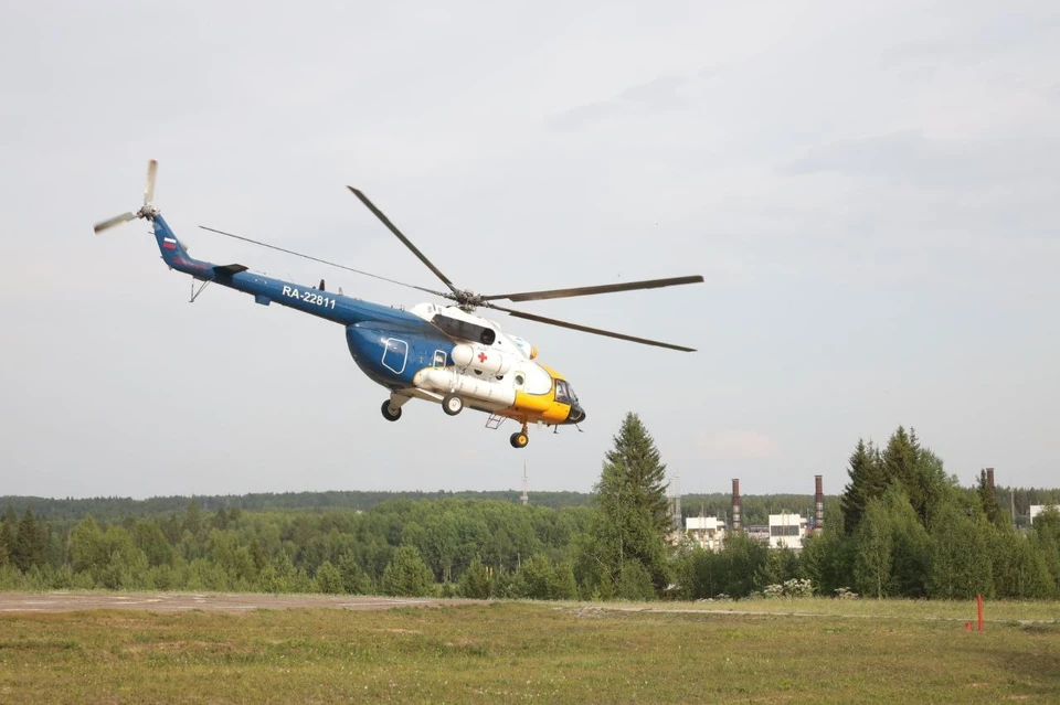 В крайне тяжелом состоянии девочку отправили на вертолете в Пермь.