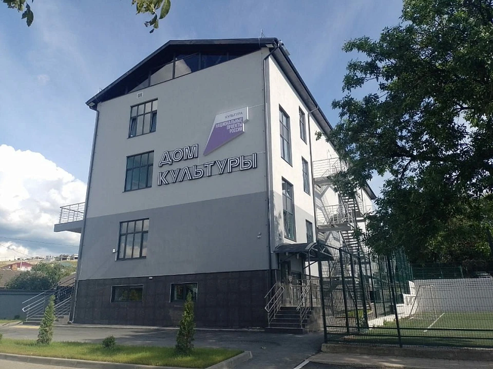 Выписку о разрешении на ввод в эксплуатацию нового Дома культуры в селе Сукко выдал Росреестр. Фото: пресс-службы администрации Краснодарского края.