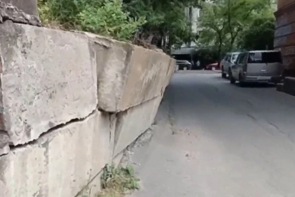 Аварийным состоянием подпорной стены обеспокоены жители улицы Яшина в Хабаровске Фото: скриншот из видео