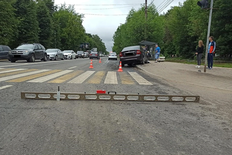 Три машины столкнулись на остановке в Твери Фото: УГИБДД России по Тверской области