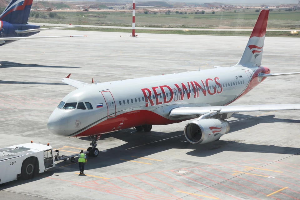 Самолет авиакомпании «RED WINGS» должен был вылететь из Екатеринбурга в 12:00