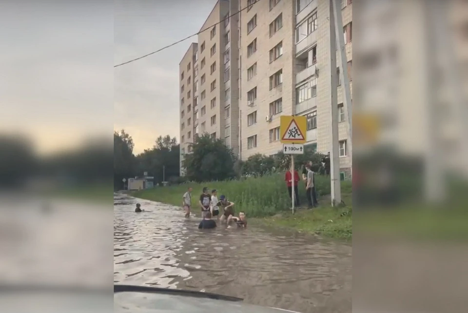 Дети устроили заплывы в лужах после мощного дождя. Фото: скриншот видео "АСТ-54"/ВКонтакте.