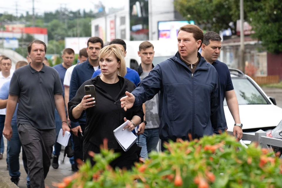 На набережной возле торгового-развлекательного центра на улице Новая Заря всегда интенсивный трафик людей и машин.