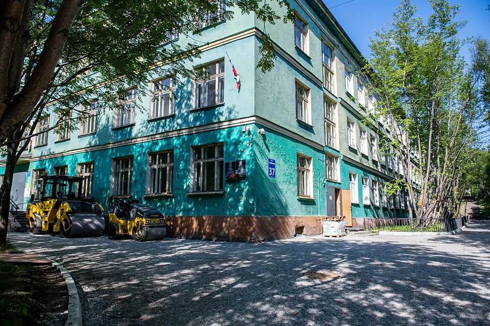 Глава администрации Мурманска Юрий Сердечкин посетил школу №38 на улице Сафонова и детский сад №73 на улице Гагарина, проверив, как там идет ремонт. Фото: Администрация города Мурманска