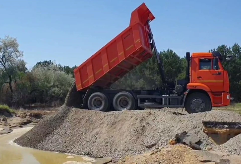 Теперь автомобилистам не нужно объезжать разрушенную дорогу. Фото: теоеграм-канал Андрея Алексеенко.