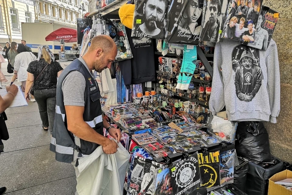 Три незаконных прилавка с сувенирами выявили в центре Петербурга. Фото: пресс-служба ККИ Петербурга.