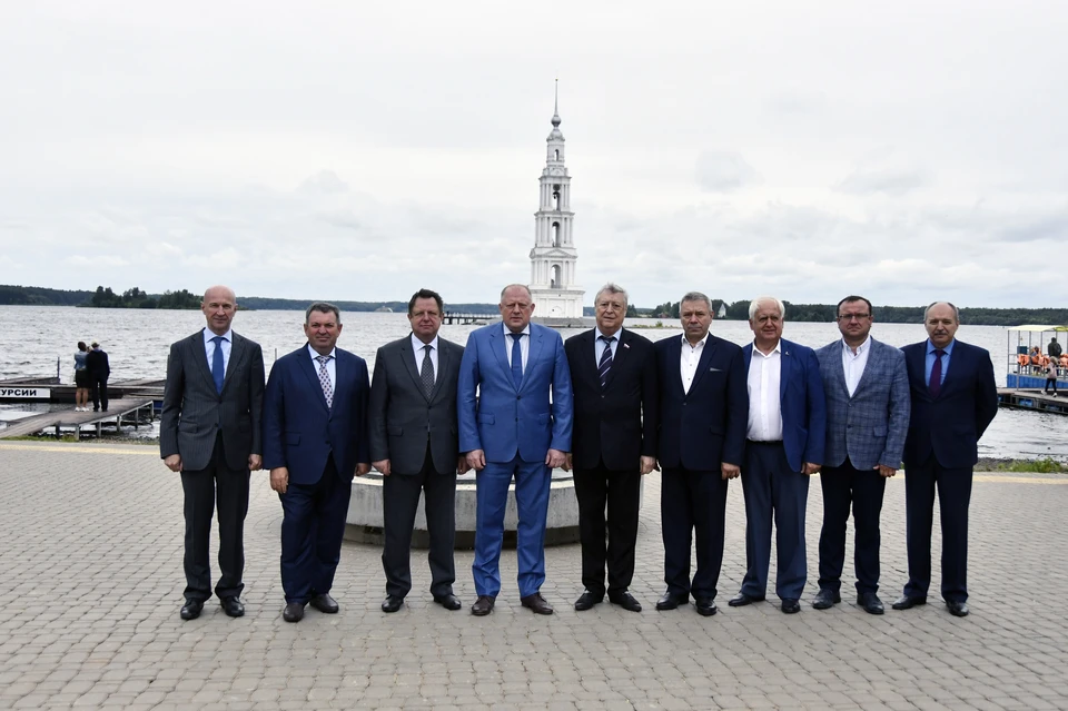 Парламентарии на набережной Калязина. Фото: ЗСТО