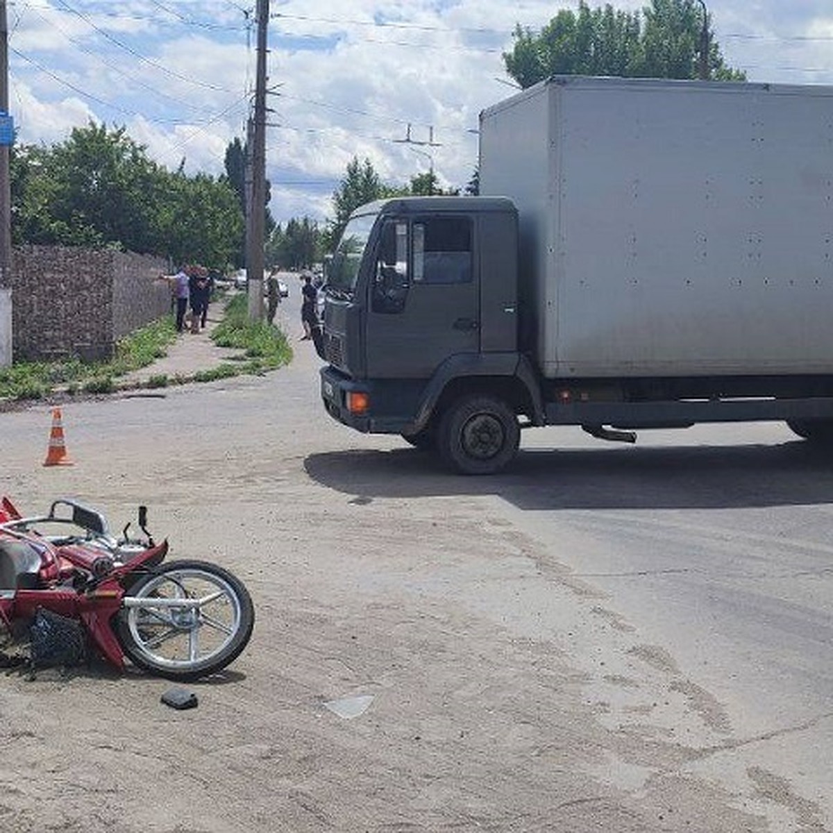 В Алчевске водитель фургона насмерть сбил 70-летнего мотоциклиста - KP.RU