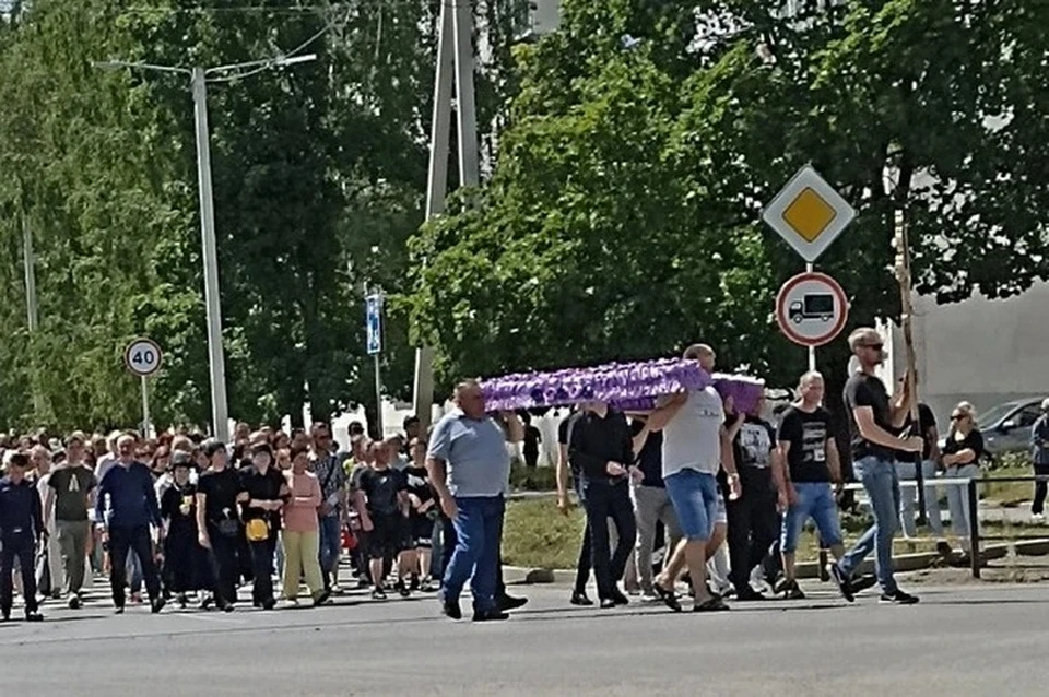Проводить ребенка в последний путь пришел почти весь город. Фото: предоставлено "Комсомолке"