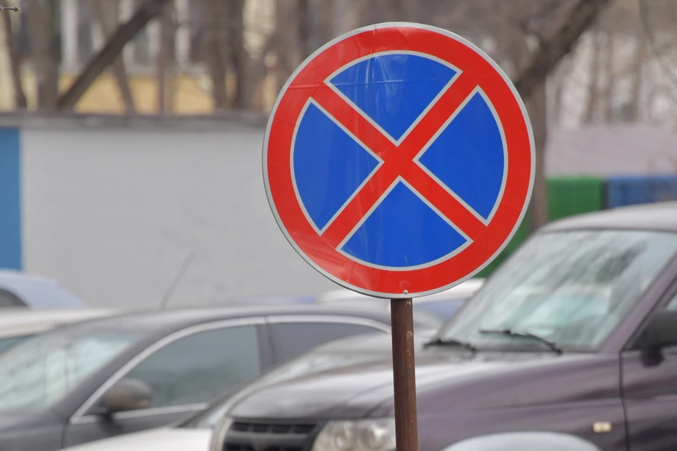 Если движение останется двухсторонним, на улице запретят остановку машин