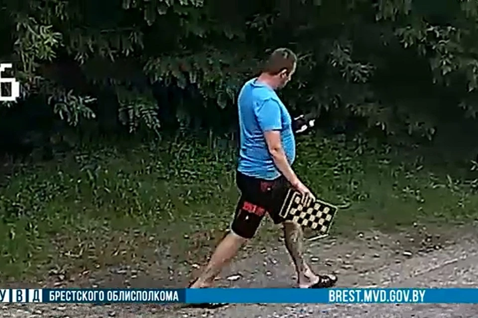 Милиция ищет брестчанина, который проходил рядом с домом, где совершили преступление. Фото: стоп-кадр | видео УВД Брестского облисполкома