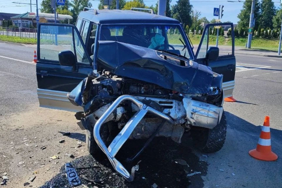 В Гродно пьяный водитель Hyundai врезался в пассажирский автобус. Фото: телеграм-канал УВД Гродненского облисполкома