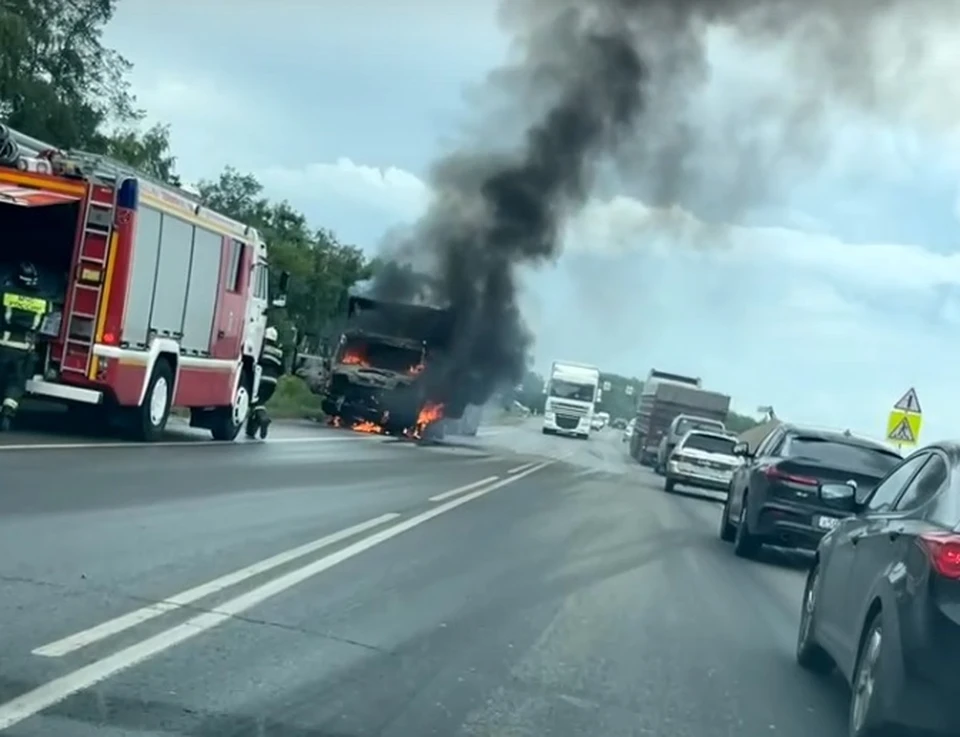 Карьеристка сосет и шпилится с инженером по пожарной безопасности