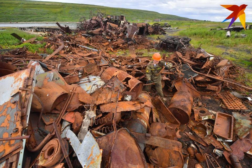 На территории Кильдина находится много мусора, в том числе металлолома.