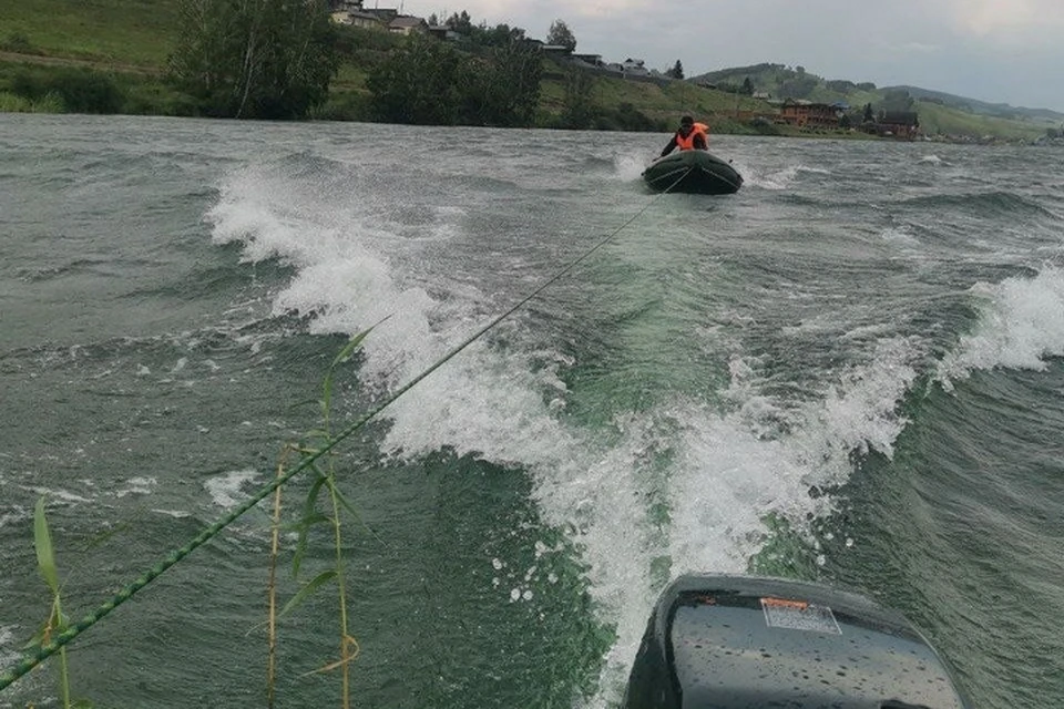 Лодка фото. Лодку унесло. Течение унесшее лодку. Река кама в татарстане. Лодку унесло.