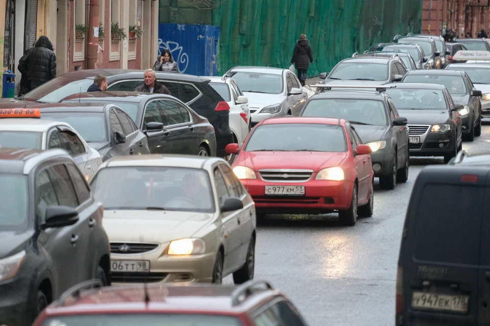 Длинная пробка образовалась на мосту Александра Невского в Петербурге.
