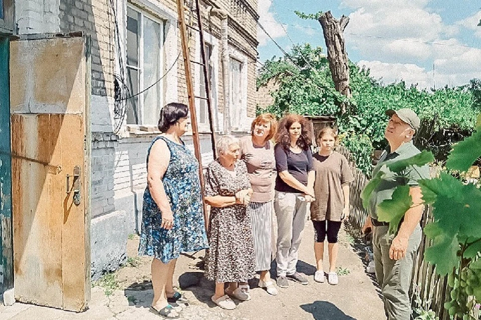 В данное время в этом доме проживает всего несколько семей, однако многие выехавшие жильцы хотят вернуться домой. Фото: ТГ/Моргун