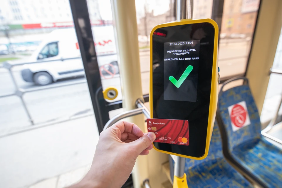 Оборудование установлено на поручнях напротив входа в автобус