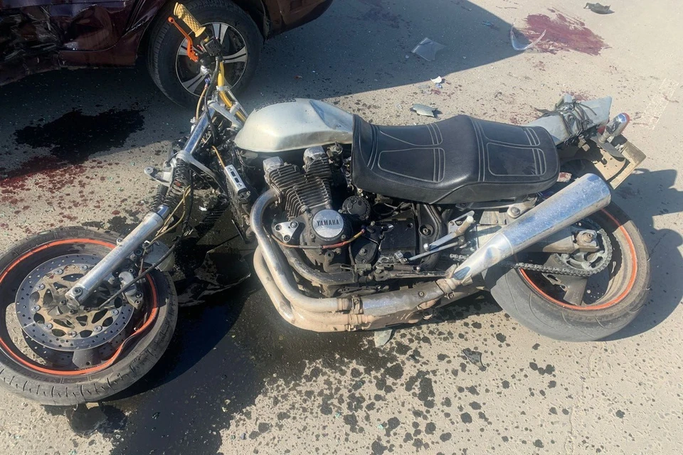В момент аварии водитель мотоцикла был в шлеме.