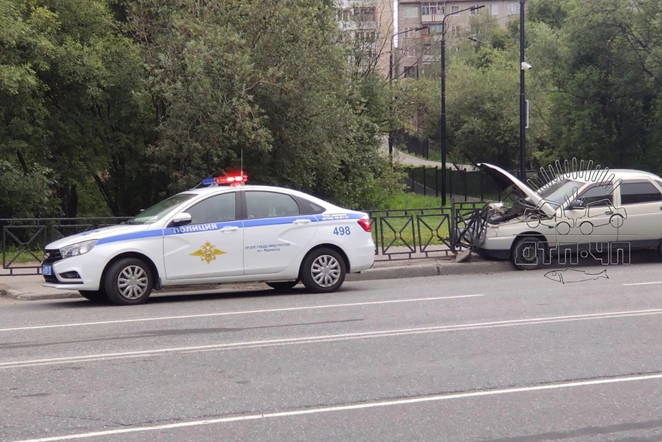 По словам автомобилиста, его подрезала другая машина. Фото: t.me/murmansk_chp