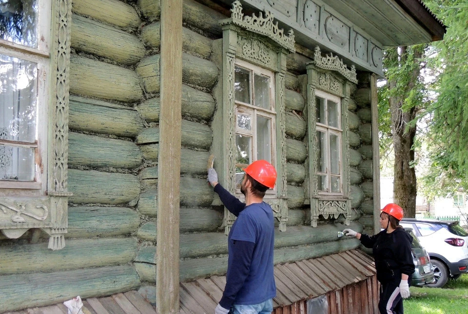 Активисты начали с очистки дома от старой краски, затем предстоит грунтовка и покраска. Фото: VK/Том Сойер Фест Кашин - Уницы - Верхняя Троица