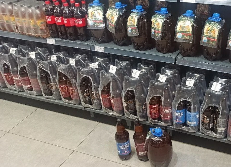 На месте полицейские обнаружили и изъяли 795,5 литра спиртосодержащей продукции. Фото: МВД Медиа.