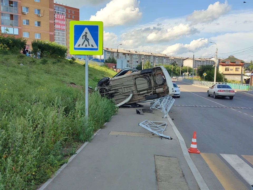 В Иркутской области три человека пострадали в ДТП с перевернувшимся авто