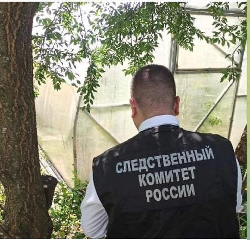 На месте преступления работает сотрудник Следственного комитета.