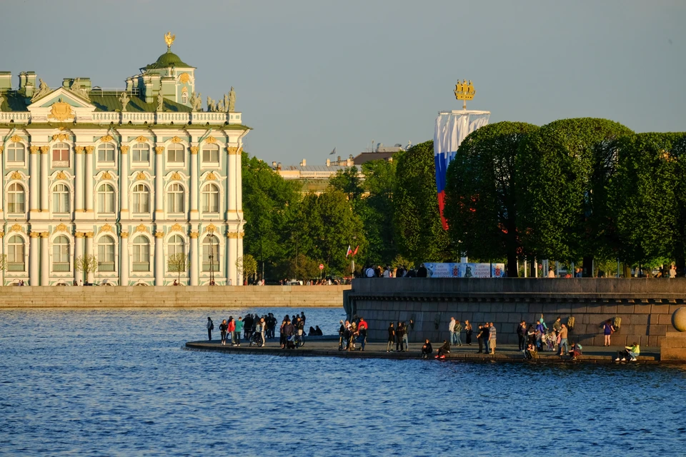 Солнце радовало петербуржцев треть года.