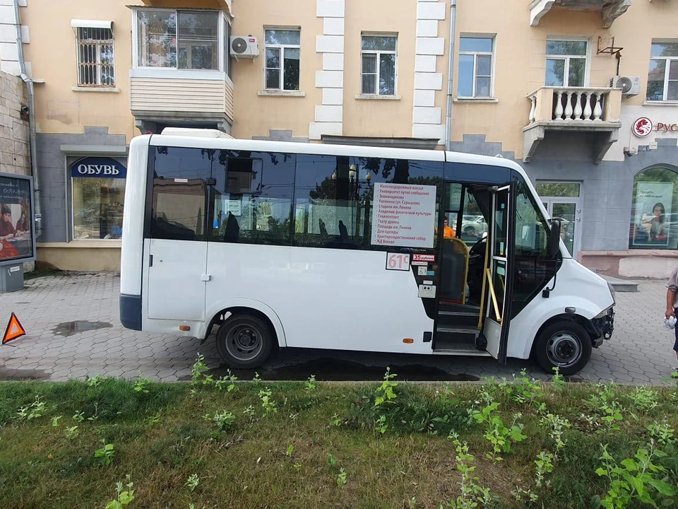 Автобус с пассажирами выехал на тротуар в Хабаровске Фото: ГИБДД Хабаровска