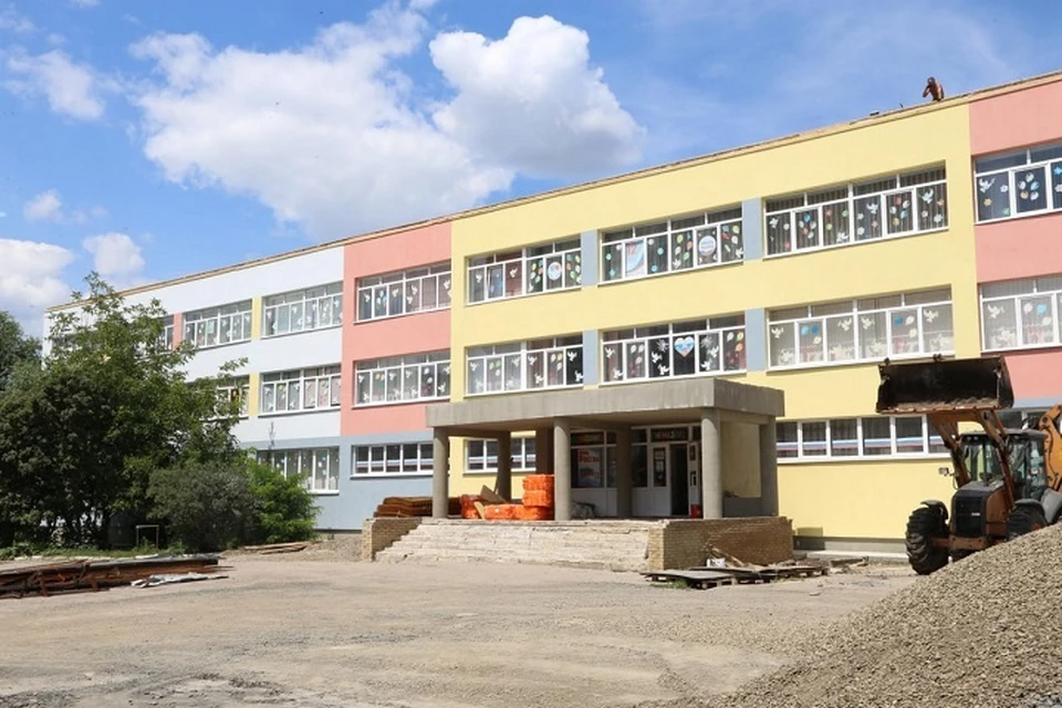 В Шахтерске почти завершается ремонт фасада городской Гимназии. Фото: Шатов/ТГ