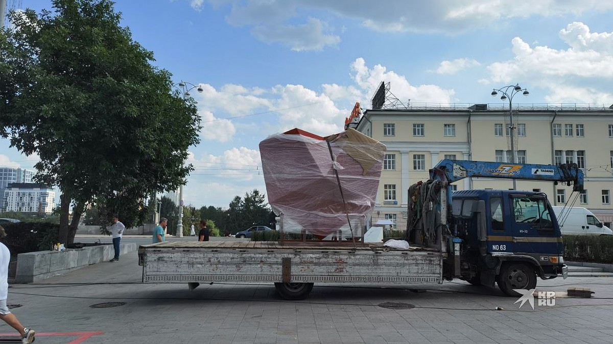 Много сердец и памятники из прошлого: какие арт-объекты появятся в  Екатеринбурге к 300-летию - KP.RU