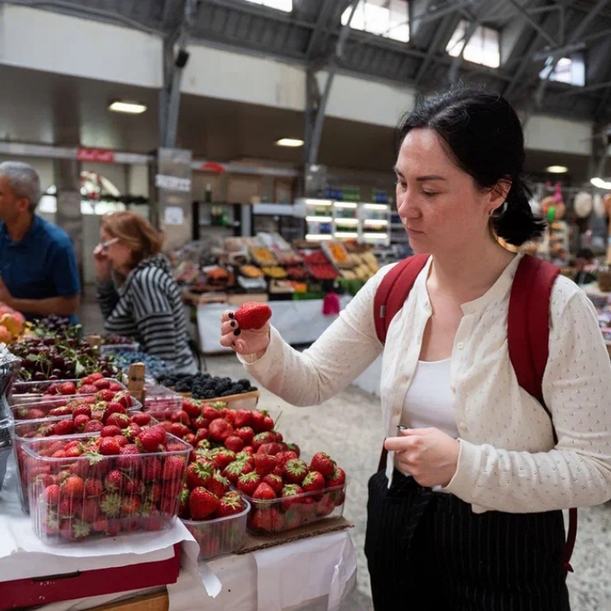 Крымская черешня против белорусской малины: Какие фрукты продают на Сенном,  Кузнечном и Сытном рынках и почему такая разница в ценах - KP.RU